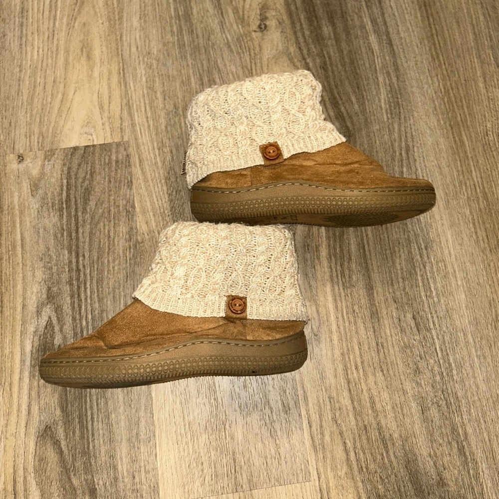 Muk Luks Tan and Cream Knit Cuff Slippers